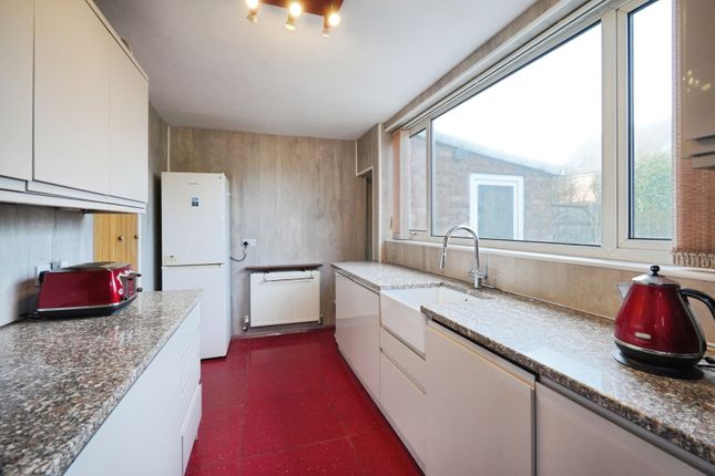72, The Crest, Swadlincote photo 4