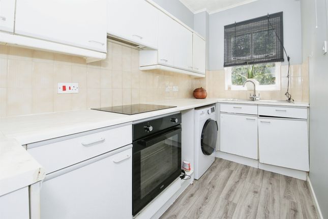 28, Lavenham Court, Peterborough photo 2