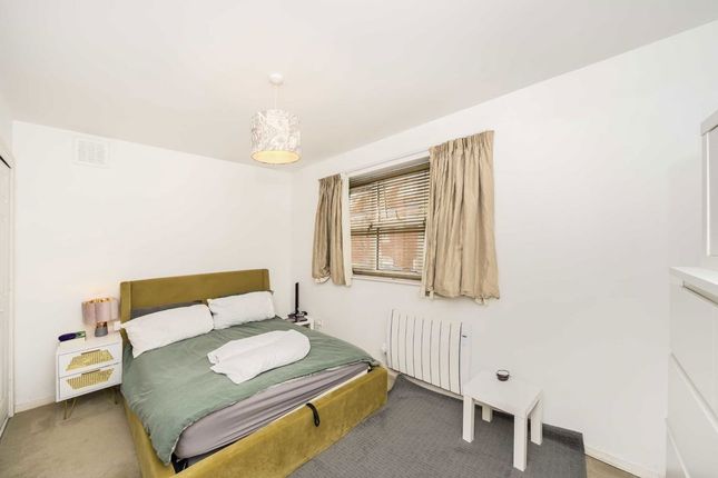 Flat 2, 31, Theatre Street, London photo 4