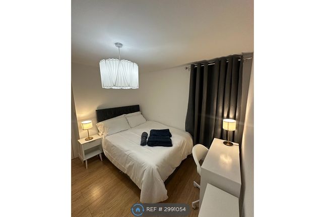 Flat, Tramway Court Candle Street, London photo 5
