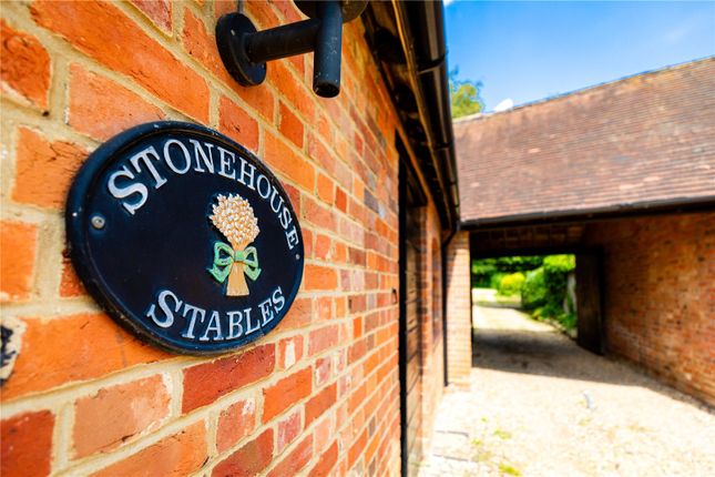 Stonehouse Stables,,, Oving Road, Aylesbury photo 4