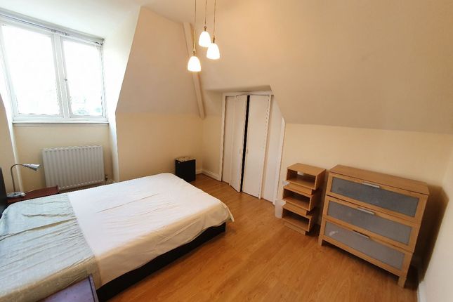 Room to rent in Russell Hill, Purley