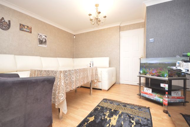 23 Tiptree Crescent, Ilford, London photo 4
