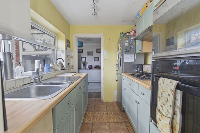 4 Weatherhill Cottages Hathersham Close, Horley photo 5