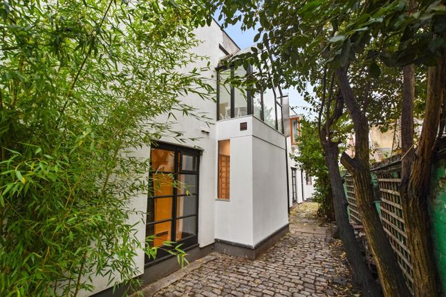 Mews house for sale in House 2, Islington, London