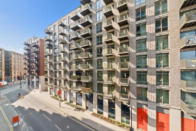 Flat for sale in Starboard Way, Royal Wharf, London
