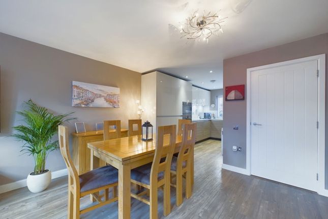 21, Adams Close, Horsham photo 2
