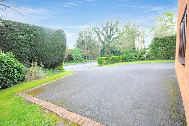 Larchwood, Yarnfield Lane, Stone photo 3