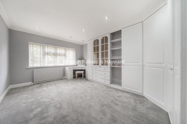 35, Fairoak Drive, London photo 4