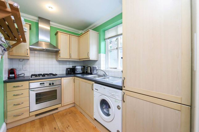 Mews house for sale in Carlyle Mews, Bethnal Green, London