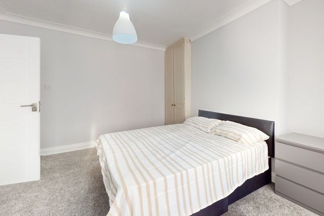 Trelawn Crescent, Leeds photo 3