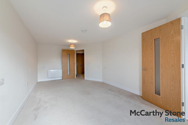 32 William House, The Moors, Thatcham photo 3