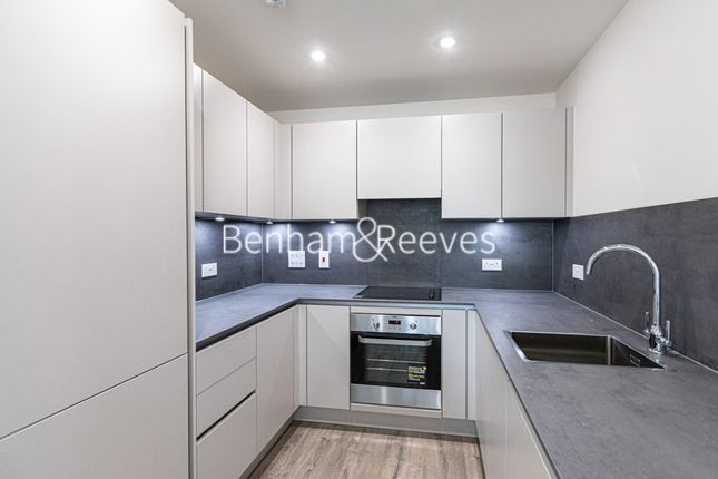 Flat to rent in Meadowview Close, Harrow