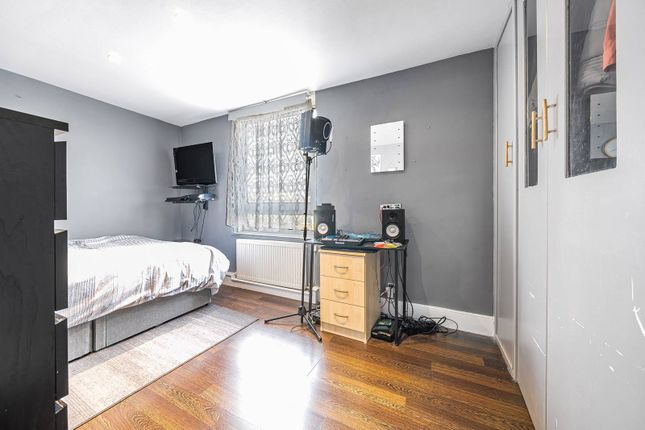Flat for sale in Wallis Close, Clapham Junction, London