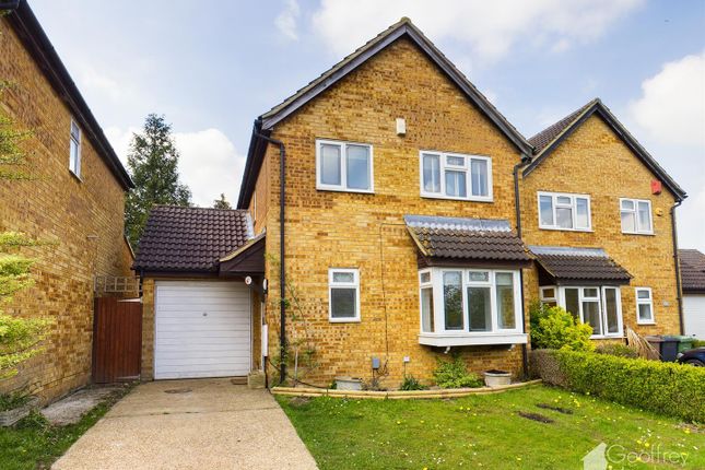 Detached house to rent in Ravenhill Way, Luton