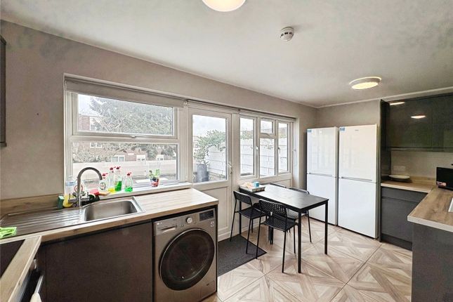 Room 4, 11, Fairview Avenue, Surrey photo 4