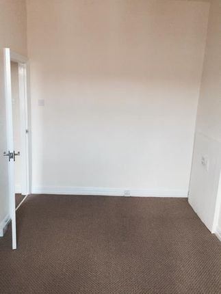 27, Longroyd Grove, Leeds photo 3