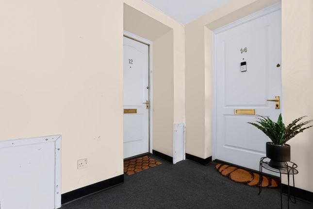 14 Belmont Court, Kirkintilloch, Glasgow photo 4