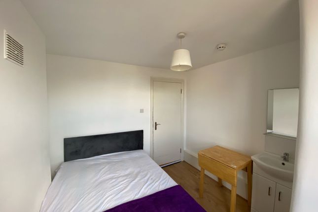 Room to rent in Whitechapel Road, London
