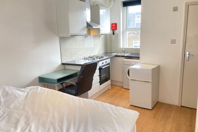 Studio to rent in Very Near Chiswick High Road Area, Chiswick