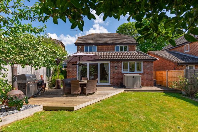 53, Lincolns Mead, Lingfield photo 2