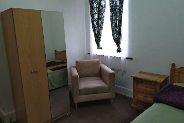 Room to rent in Lea Bridge Road, London E10.
