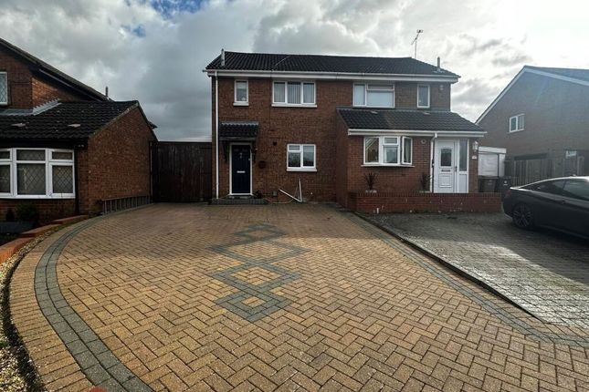 Thumbnail Semi-detached house for sale in Leygreen Close, Luton