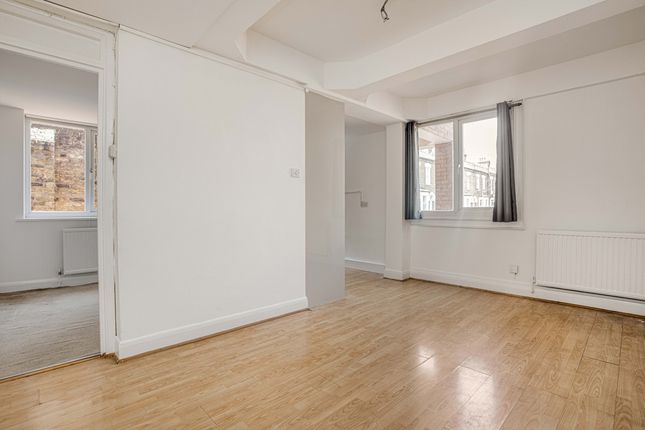 Flat Flat 3, 20, Frogmore, London photo 4