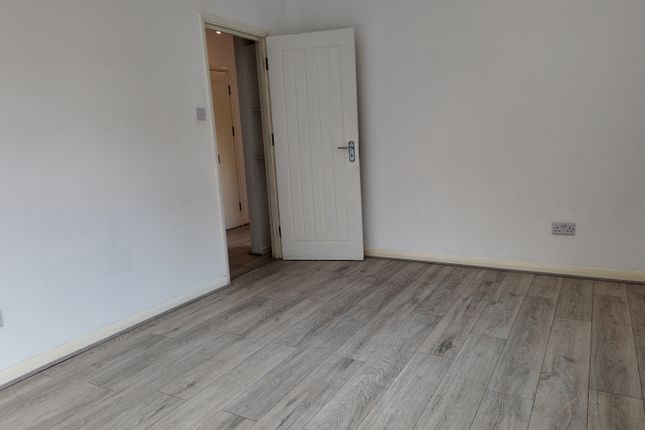 FLAT 2 148, Burnt Ash Hill, London photo 2