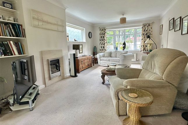 2, Manor Close, Lymington photo 3