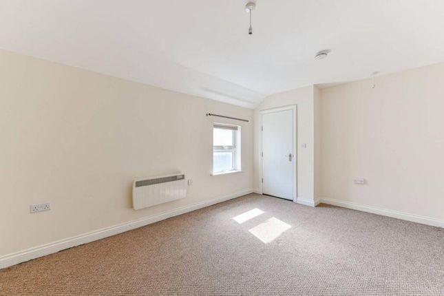 Flat 4, 7, Lower Road, SUTTON photo 4