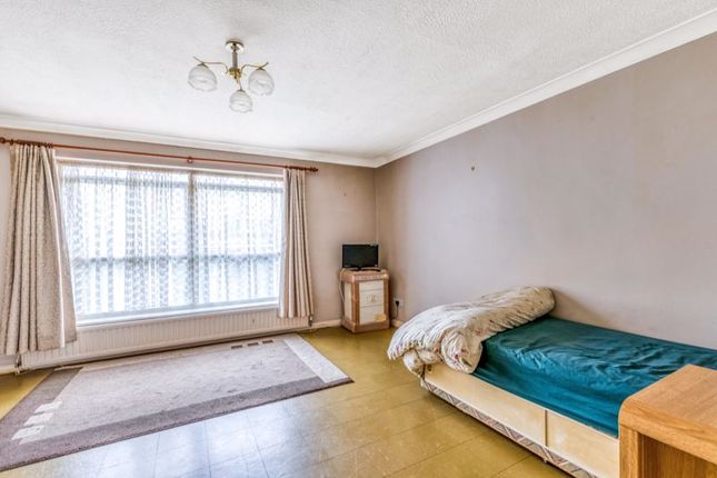 Flat for sale in Greenwood Close, Sidcup