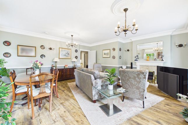 22 Wellington Place,, London Road, Gloucestershire photo 3