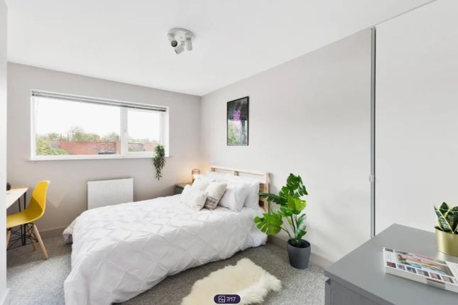 A Spacious And Bright Large Double Bedroom With Mo...