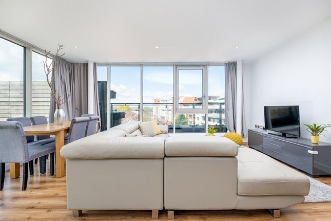Flat to rent in Glasshouse, Canal Square, Birmingham