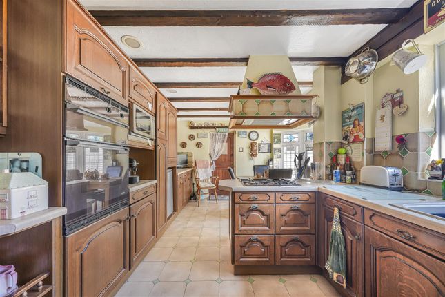 28, Nevin Drive, London photo 4