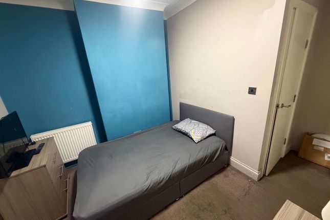 34, Graham Rd, London photo 2