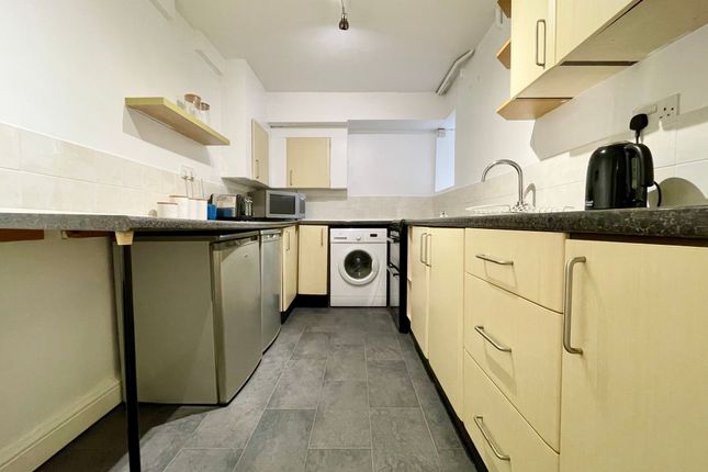 Basement Flat, 1 Princess Royal Terrace, Scarborough, Scarborough photo 3