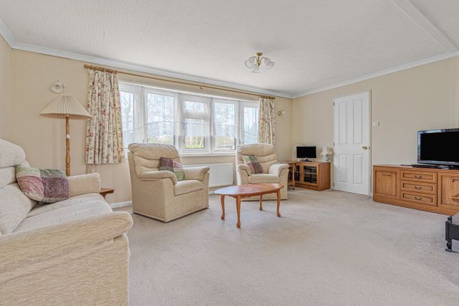96, Fangrove Park, Chertsey photo 2