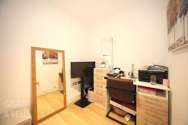 Flat for sale in Laporte Way, Luton, Bedfordshire
