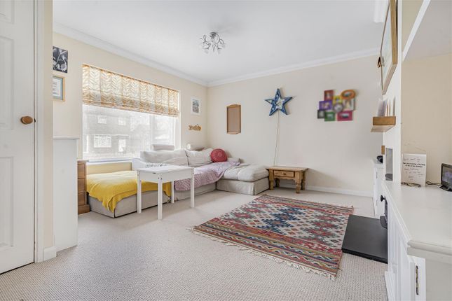 6, Norwood Close, Hertford photo 2