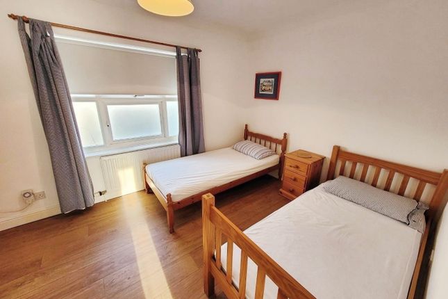 Pbox-Bedroom-335579.Jpg
