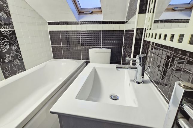 Town house to rent in Brooke Road, London