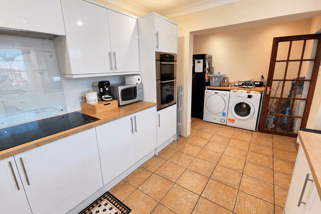 27 Oakwood Avenue, West Mersea, Colchester photo 5