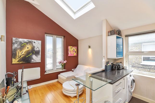 Thumbnail Flat to rent in Collingbourne Road, London