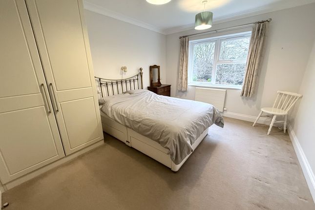 25, Fitzwarren Court, Swindon photo 4