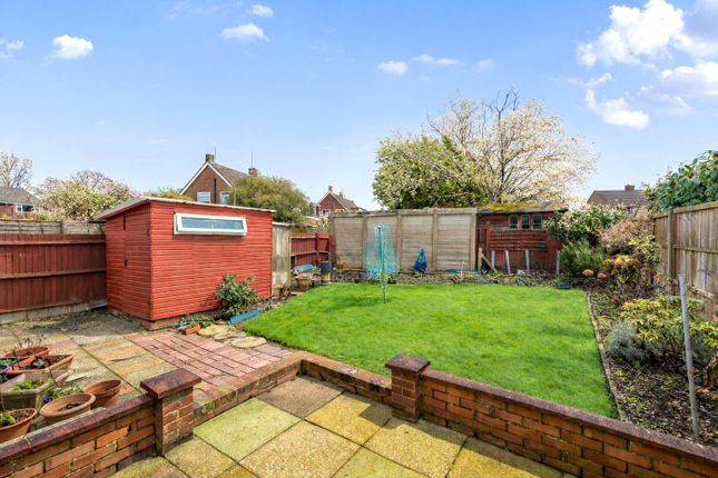 3, Hollytree Gardens, Camberley photo 4