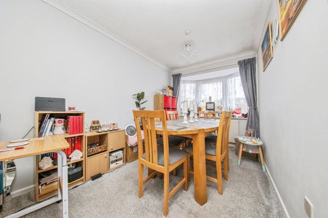 2, Robinsdale, Clacton-On-Sea photo 4