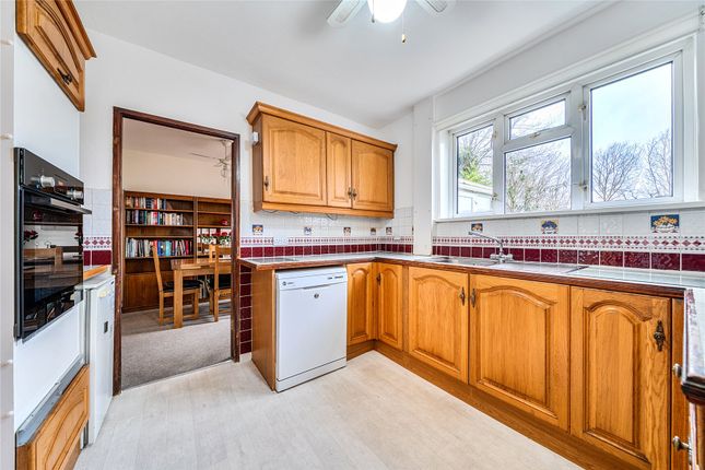 34, Badgers Croft, London photo 4