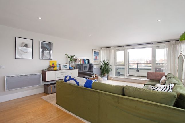 Flat for sale in Brewhouse Lane, London